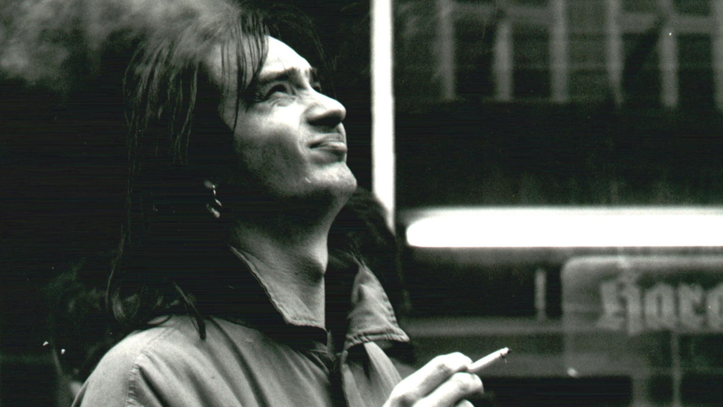 Ein altes Foto des DDR-Oppositionellen Michael Kleim. Das Foto ist Schwarz-Weiß und Kleim raucht. 